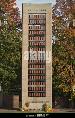 Il cenotafio eretto in onore delle vittime della II Guerra Mondiale, cimitero Ohlsdorf, Amburgo, Germania, Europa Foto Stock