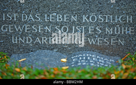 Lapide recante l'iscrizione di un versetto biblico, cimitero Ohlsdorf, Amburgo, Germania, Europa Foto Stock