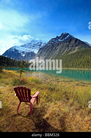 Sedie a sdraio e affacciato sul lago Cavell e il Monte Edith Cavell Foto Stock