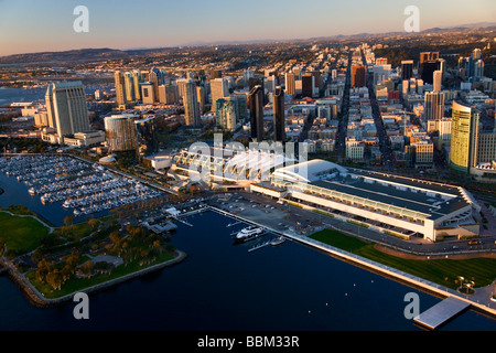 Il San Diego Convention Center Seaport Village e l'Embarcadero Marina Park downtown San Diego California Foto Stock