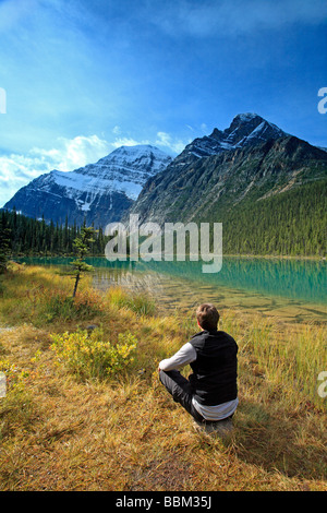 Sedie a sdraio e affacciato sul lago Cavell e il Monte Edith Cavell Foto Stock