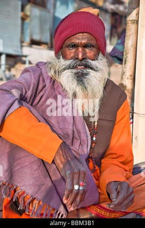 Ritratto di un anziano mendicante indiano con barba grigia e marrone cappello di lana, Varanasi, India Foto Stock