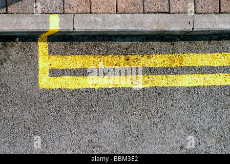 Doppio giallo linee su una strada Foto Stock