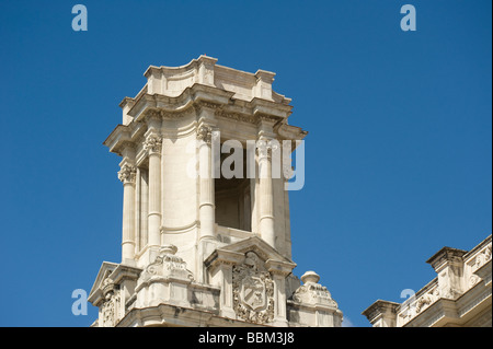 Stile coloniale spagnolo torre salendo su una piazza avana Foto Stock