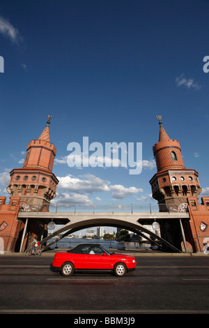 Audi cabrio sul ponte Obaerbaumbruecke a Berlino, Germania Foto Stock