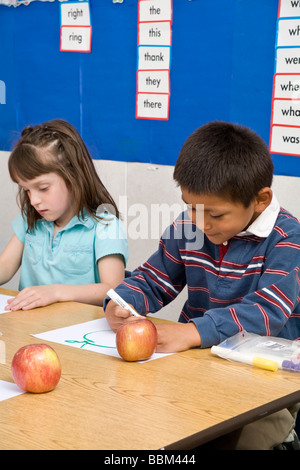 Foto di disegno di apple inmulti inter etniche della diversità razziale razziale studenti elementari arte scuola classe © Myrleen Pearson Foto Stock