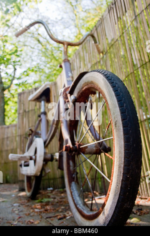 Un vecchio arrugginito bike Foto Stock