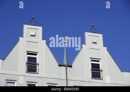 Guglia di Nikolaikirche, Chiesa di San Nicola, dietro gables di Nikolaiviertel, quartiere Nikolai, Berlino, Germania, Europa Foto Stock