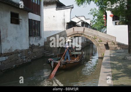 Canal Boat e ponte in pietra antica città d'acqua di Zhouzhuang Jiangsu in Cina Foto Stock