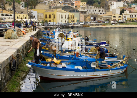 Fisherman e imbarcazioni al porto Castellammare del Golfo Sicilia Italia Foto Stock