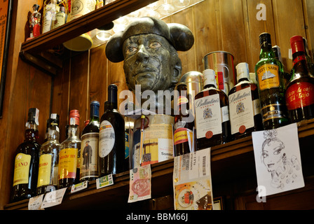 Ripiano di bevande alcoliche bottiglie in spagnolo bar con busto di Matador Foto Stock