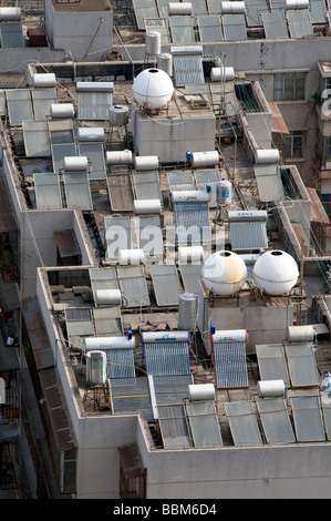 Cina pannelli solari installati sui tetti degli edifici di appartamenti e uffici di Kunming provincia dello Yunnan Foto di Julio Etchart Foto Stock