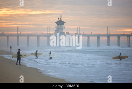 Surfers vicino al molo Huntington Beach Orange County in California Foto Stock