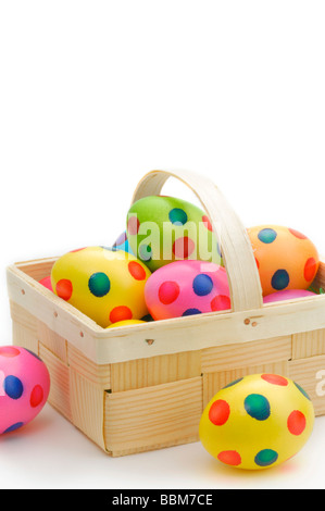 Colorate le uova di Pasqua nel cestello di chip Foto Stock