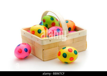 Colorate le uova di Pasqua nel cestello di chip Foto Stock