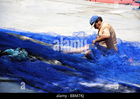 Fisherman riassettavano le reti nel porto, Cala Figuera, Santanyi comune, Maiorca, isole Baleari, Spagna Foto Stock