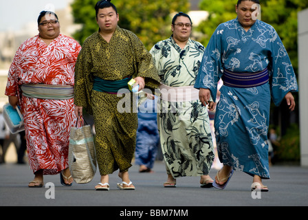 Lottatori di Sumo lasciando Tokyo Sumo Stadium Foto Stock