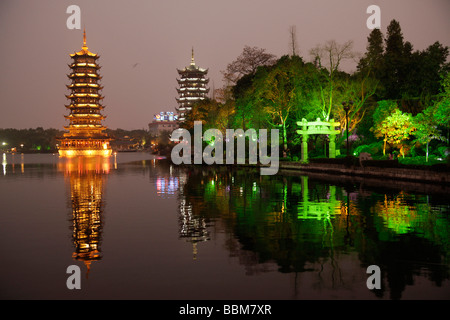 Il lago Shanhu con colori vivaci pagode illuminati chiamato luna e sole nella città cinese di Guilin, Guangxi, Cina e Asia Foto Stock