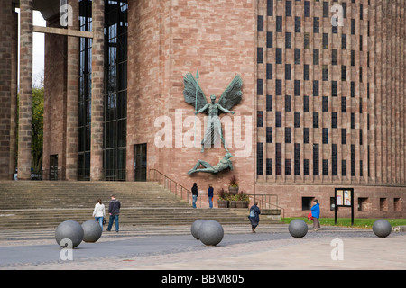 San Michele è la vittoria contro il diavolo, scultura da Sir Jacob Epstein presso il St Michael's o Coventry Cathedral, Leicester, Inghilterra, Foto Stock