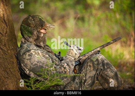 La molla la Turchia Hunter seduti nei boschi Foto Stock