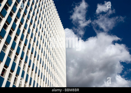 Facciata di un alto edificio di uffici, Università di Kiel, Schleswig-Holstein, Germania, Europa Foto Stock