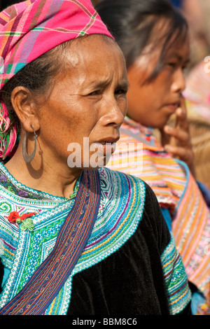 Flower H'mongs donna vestita di ornamenti tribali a Bac Ha Mercato, Vietnam Foto Stock