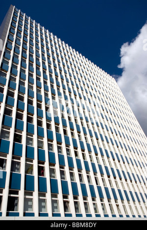 Facciata di un alto edificio di uffici, Università di Kiel, Schleswig-Holstein, Germania, Europa Foto Stock