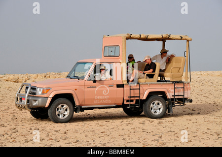 Safari-veicolo, turisti, Sir Bani Yas Island, Abu Dhabi, Emirati Arabi Uniti, Arabia, vicino Oriente, Orient Foto Stock