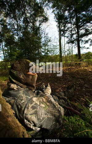 La molla la Turchia Hunter seduti nei boschi Foto Stock