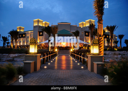 Vista delle isole deserte Resort and Spa in ultima luce diurna, Sir Bani Yas Island, Abu Dhabi, Emirati Arabi Uniti, Arabia, vicino Foto Stock