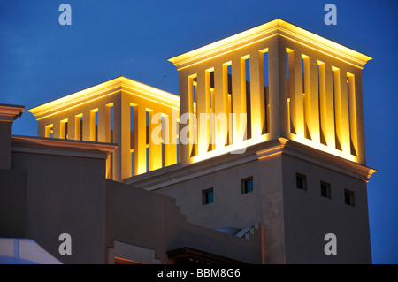 Stilizzata torri del vento del deserto Islands Resort e Spa in ultima luce diurna, Sir Bani Yas Island, Abu Dhabi, Regno emirato Arabo Foto Stock