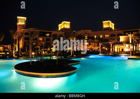 Piscina del Desert Islands Resort e Spa di notte, Sir Bani Yas Island, Abu Dhabi, Emirati Arabi Uniti, Arabia, vicino Foto Stock