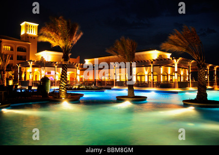 Piscina del Desert Islands Resort e Spa di notte, Sir Bani Yas Island, Abu Dhabi, Emirati Arabi Uniti, Arabia, vicino Foto Stock
