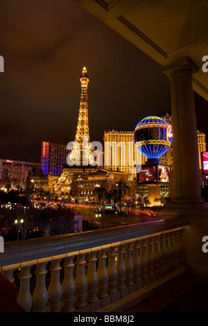 Guardando verso il Paris Hotel e Casinò sulla striscia di notte Las Vegas Nevada Foto Stock