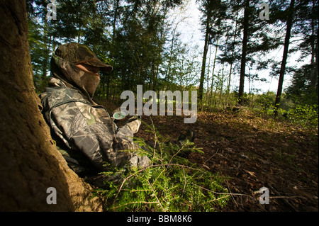 La molla la Turchia Hunter seduti nei boschi Foto Stock