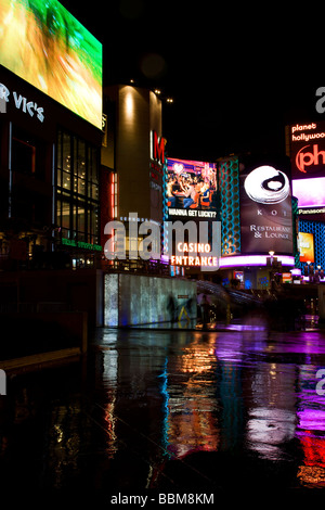 Guardando verso il Planet Hollywood Hotel and Casino e al Miracle Mile Shops sulla striscia di notte Las Vegas Nevada Foto Stock