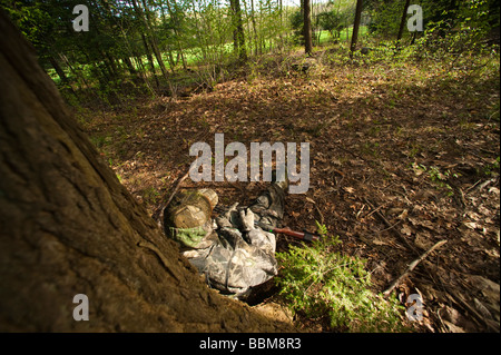 La molla la Turchia Hunter seduti nei boschi Foto Stock