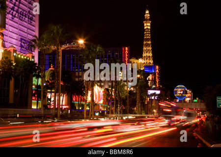 Guardando verso il Paris Hotel e Casinò sulla striscia di notte Las Vegas Nevada Foto Stock