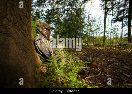 La molla la Turchia Hunter seduti nei boschi Foto Stock