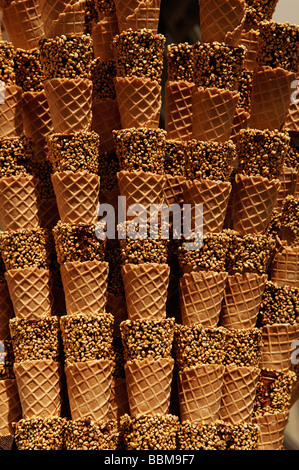 Impilati coni gelato in una gelateria, Regensburg, Bassa Baviera, Germania, Europa Foto Stock