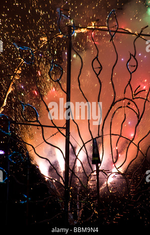 Colori colorfull fuochi d'artificio pirotecnici notte display Medway fusibile Festival Riverside Chatham Kent England Regno Unito Europa Foto Stock