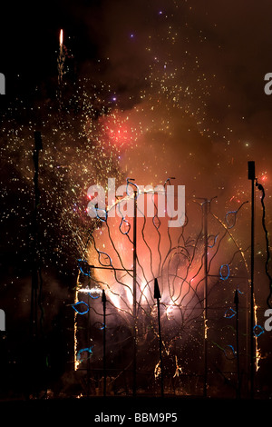 Colori colorfull fuochi d'artificio pirotecnici notte display Medway fusibile Festival Riverside Chatham Kent England Regno Unito Europa Foto Stock