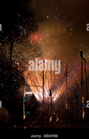 Colori colorfull fuochi d'artificio pirotecnici notte display Medway fusibile Festival Riverside Chatham Kent England Regno Unito Europa Foto Stock