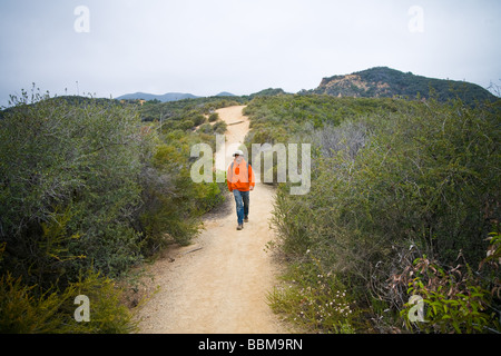 Escursionista sul backbone Trail in Santa Monica Mountains Foto Stock