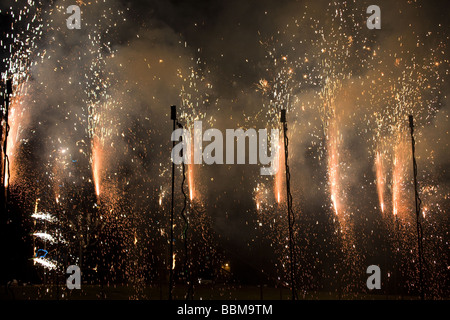 Colori colorfull fuochi d'artificio pirotecnici notte display Medway fusibile Festival Riverside Chatham Kent England Regno Unito Europa Foto Stock