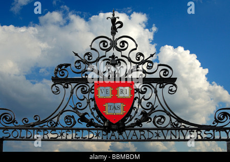 Ferro battuto sopra il cancello di ferro per i soldati Field Stadium, Harvard University, Allston, Boston, Massachusetts, STATI UNITI D'AMERICA Foto Stock