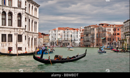 Gondola sul Canal Grande vicino al Ponte di Rialto Venezia Italia Foto Stock