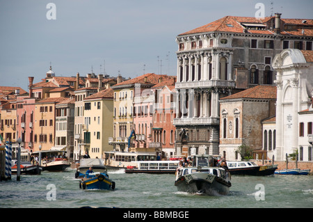 I taxi d'acqua sul Canal Grande Venezia Italia Foto Stock