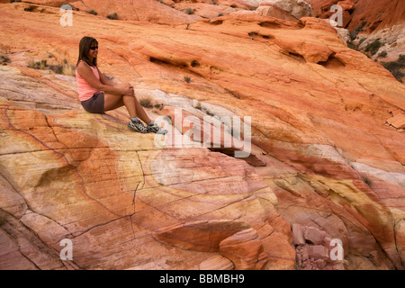 Un escursionista in il Parco della Valle di Fire State circa un ora da Las Vegas Nevada modello rilasciato