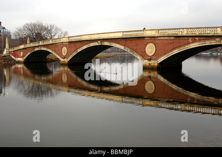 John W. settimane ponte sopra il fiume Charles tra Cambridge e Allston, Massachusetts, STATI UNITI D'AMERICA Foto Stock